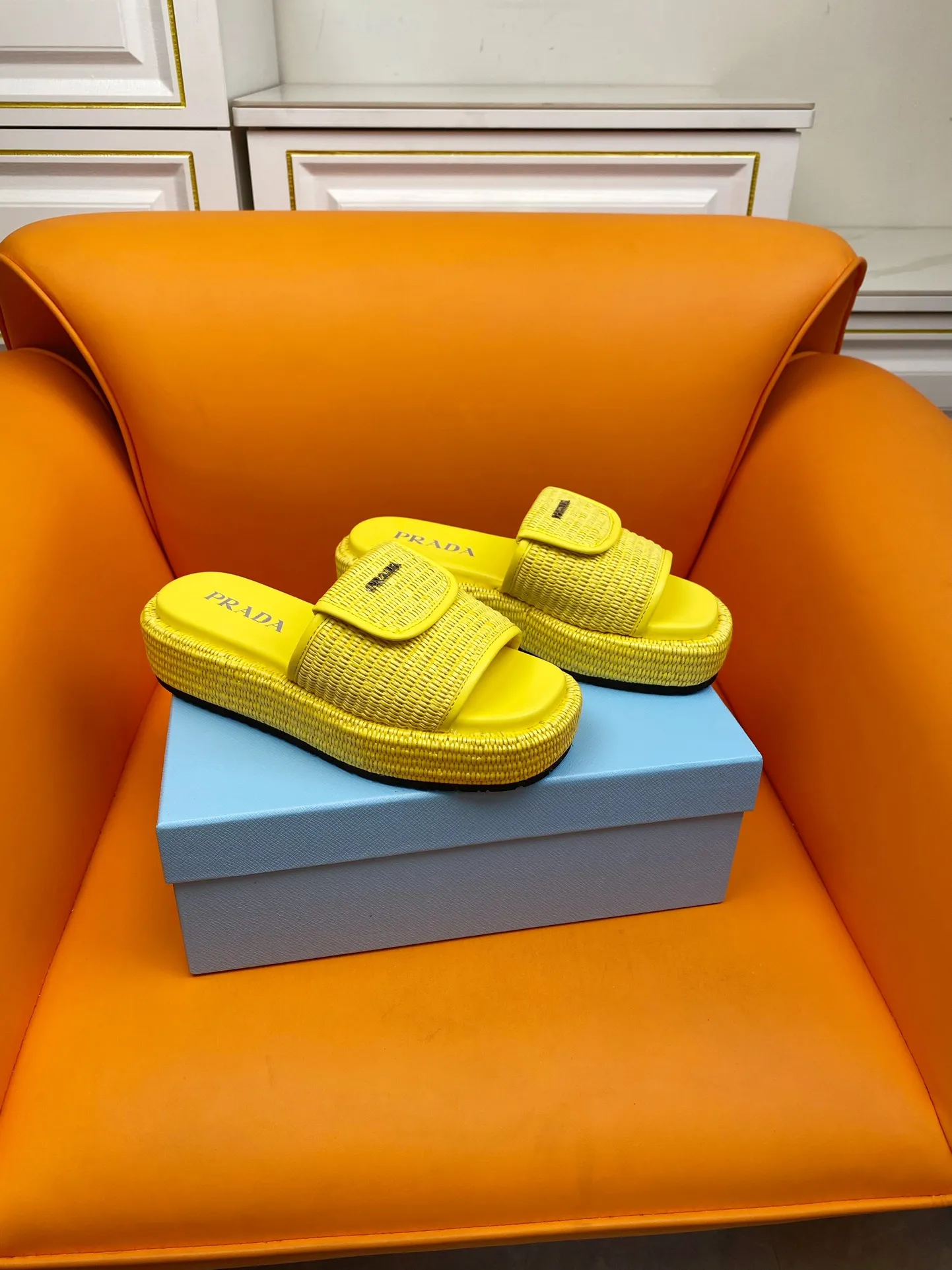 👟👟Ex-factory price 520👟👟 PRADA 2024ss raffia woven slippers This year's popular straw series, lazy people's must-have slippers are so good-looking on the feet. The whole pair of shoes is light, comfortable and bright colors meet the various choices of fashionable people of different styles! Original custom-made raffia Sheepskin lining 1:1 open mold outsole Size number: 35-39 (40 customizations are not returnable)